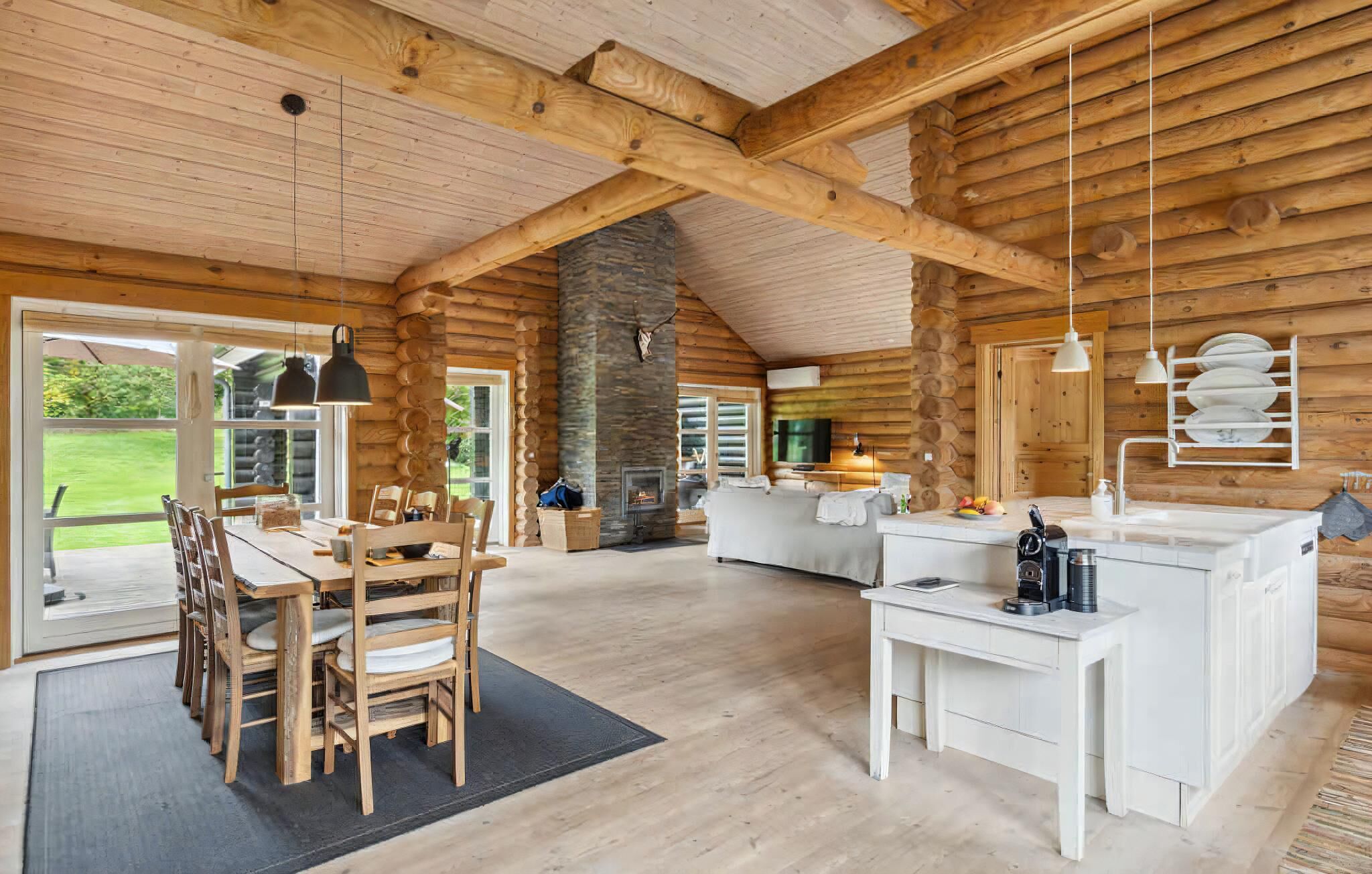 Flatscreentelevisie en een stereo