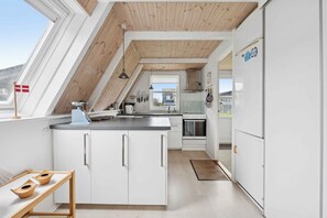 ثلاجة، فرن، موقد طهي مسطح، غسالة أطباق