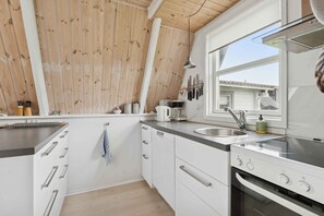 Fridge, microwave, oven, stovetop - Lovely holiday home with sea view (Otterup)
