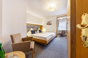 1 bedroom, WiFi, bed sheets - Laura’s Country Guesthouse – Family Room (Double Room with Adjoining Children’s Room) (Medebach)