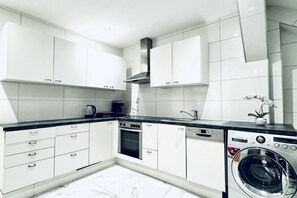 Fridge, oven, stovetop, coffee/tea maker - Room in Shared Apt w Great Transport Links, up to 4 Guests (Vienna)