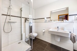 Shower, hair dryer, towels - Laura's Country Guesthouse 'Type C Comfort Double Room with Balcony' (Medebach)