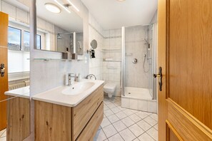 Dusj, hårføner og håndklær