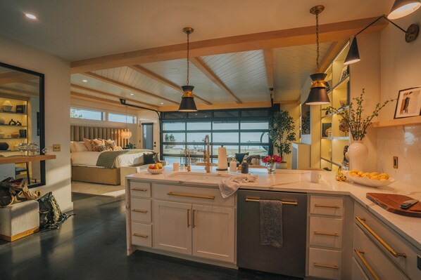 Tabla de planchar con plancha, wifi y ropa de cama 