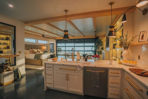 Park Avenue Beach Villa - Modern Lakefront Luxury with Rooftop Hot Tub