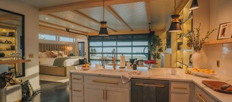 Park Avenue Beach Villa - Modern Lakefront Luxury with Rooftop Hot Tub