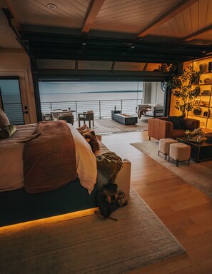 Tabla de planchar con plancha, wifi y ropa de cama 