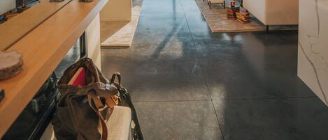 المنشأة من الداخل