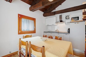 Fridge, microwave, coffee/tea maker, cookware/dishes/utensils - Holiday Home 'Cozy Country Loft Oleandro' with Private Terrace, Wi-Fi and Air Conditioning (Chioggia)