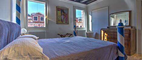 2 عدّة غرف نوم ومكواة/لوح كي وواي فاي وملاءات أسرّة