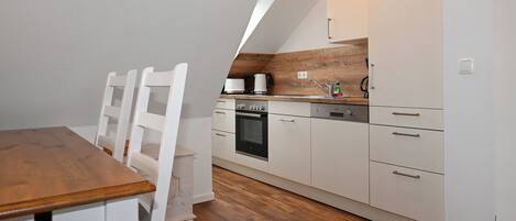 Fridge, oven, stovetop, dishwasher