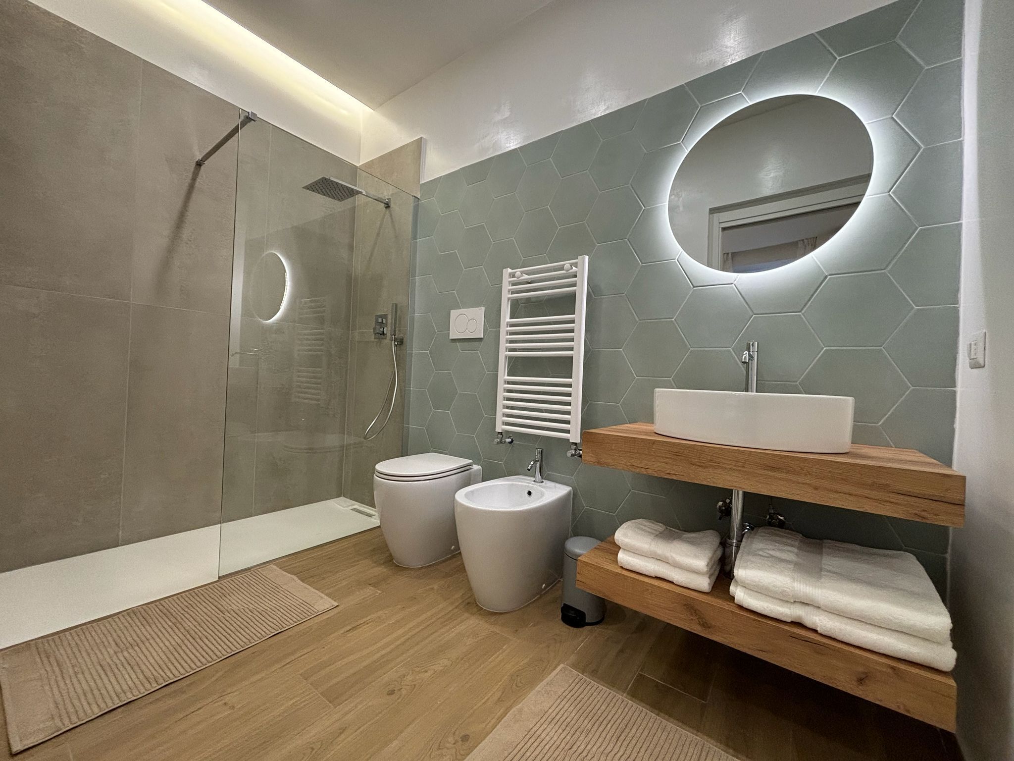 Hårtørrer, håndklæder, Sæbe, Toiletpapir