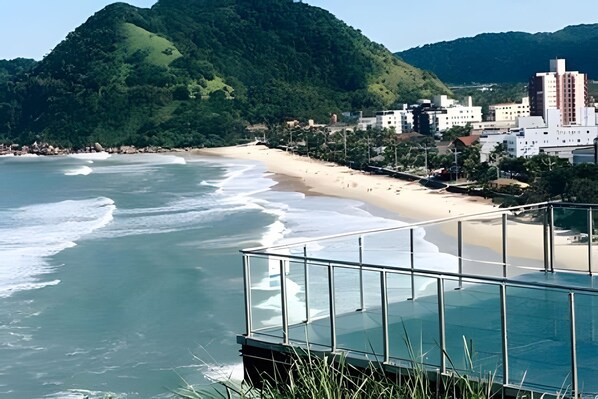 Apartamento superluxo | Praia | Na praia, areia branca, guarda-sóis, prática de vôlei de praia 
