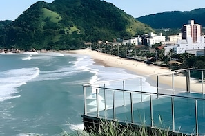 Luxury Apartment | Beach | On the beach, white sand, beach umbrellas, beach volleyball - Apartamento 25C (Guarujá)