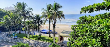 บนชายหาด, ทรายสีขาว, ร่มชายหาด, วอลเลย์บอล