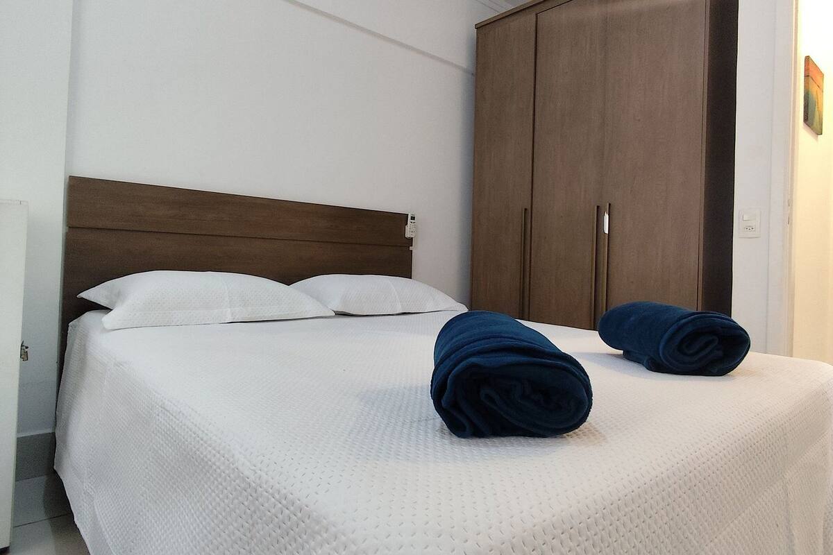Ein Hotelzimmer mit einem Bett, einem Kleiderschrank und einem Nachttisch.