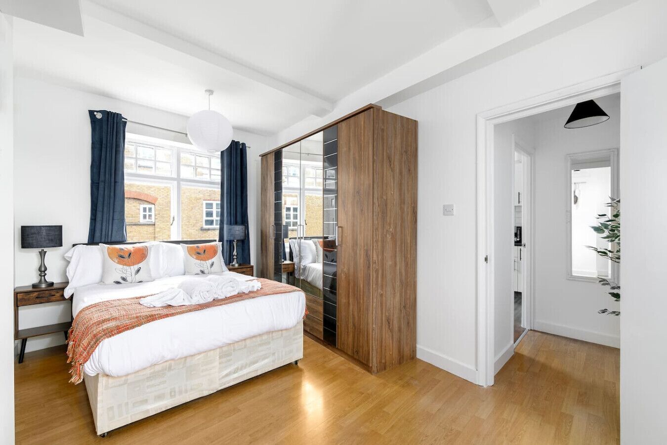 Bureau, fer et planche à repasser, lit parapluie, Wi-Fi gratuit