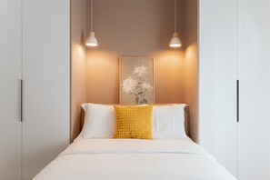 2 bedrooms, iron/ironing board, free WiFi, bed sheets - Cozy 2BR Apartment • Warm, Bright & Steps to Metro (Athens)