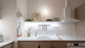 Cafetera/tetera, refrigerador, horno, placa de cocina