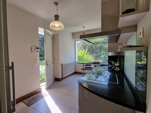 Fridge, microwave, oven, stovetop - Family house for 10, near Berder Island, Larmor Baden (Larmor-Baden)