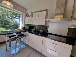 Fridge, microwave, oven, stovetop - Family house for 10, near Berder Island, Larmor Baden (Larmor-Baden)