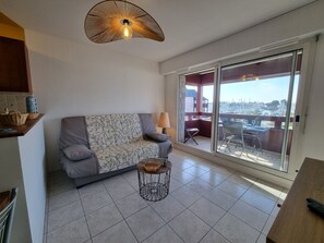 TV - T2 Apartment for 4, near beach, pool and Crouesty port (Arzon)