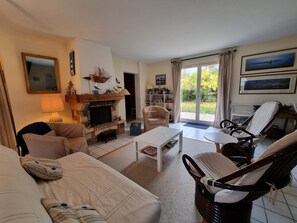 TV - House for 8, Arzon, pets allowed (Arzon)