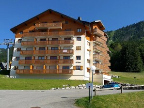 Exterior - Spacious apartment near slopes with balcony and parking (Thollon-les-Mémises)