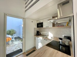 Fridge, microwave, stovetop, dishwasher - Renovated Cottage 1 Bedroom, Sleeps 4 - Heated Pool, Tennis, Pets Welcome (Bretignolles-sur-Mer)