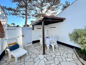 Outdoor dining - Renovated Cottage 1 Bedroom, Sleeps 4 - Heated Pool, Tennis, Pets Welcome (Bretignolles-sur-Mer)
