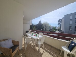 Outdoor dining - Spacious apartment for 4 in Sarzeau center with parking, terrace and elevator (Sarzeau)