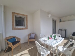 Outdoor dining - Spacious apartment for 4 in Sarzeau center with parking, terrace and elevator (Sarzeau)