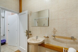 Ein Badezimmer mit Waschbecken, Spiegel und Dusche.
