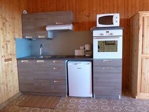 Fridge, microwave, oven, stovetop - Cozy 4 pers apartment, balcony, calm, private parking (Besse-et-Saint-Anastaise-Super Besse)