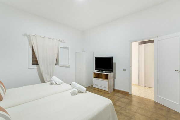 Silitysrauta/-lauta, Wi-Fi, vuodevaatteet