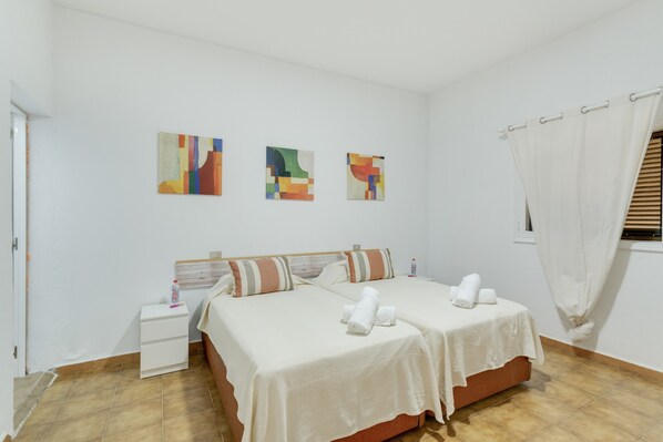 Iron/ironing board, WiFi, bed sheets - Room 4 with Shared Terrace and Wi-Fi (Arinaga)