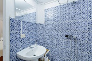 Regadera, secadora de cabello, toallas 