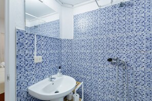 Shower, hair dryer, towels - Room 4 with Shared Terrace and Wi-Fi (Arinaga)