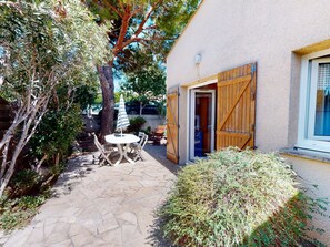 Outdoor dining - Bright house for 6 with pool near Sète (Vic-la-Gardiole)