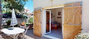 Bright house for 6 with pool near Sète