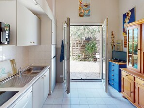 Kjøleskap, mikrobølgeovn og oppvaskmaskin