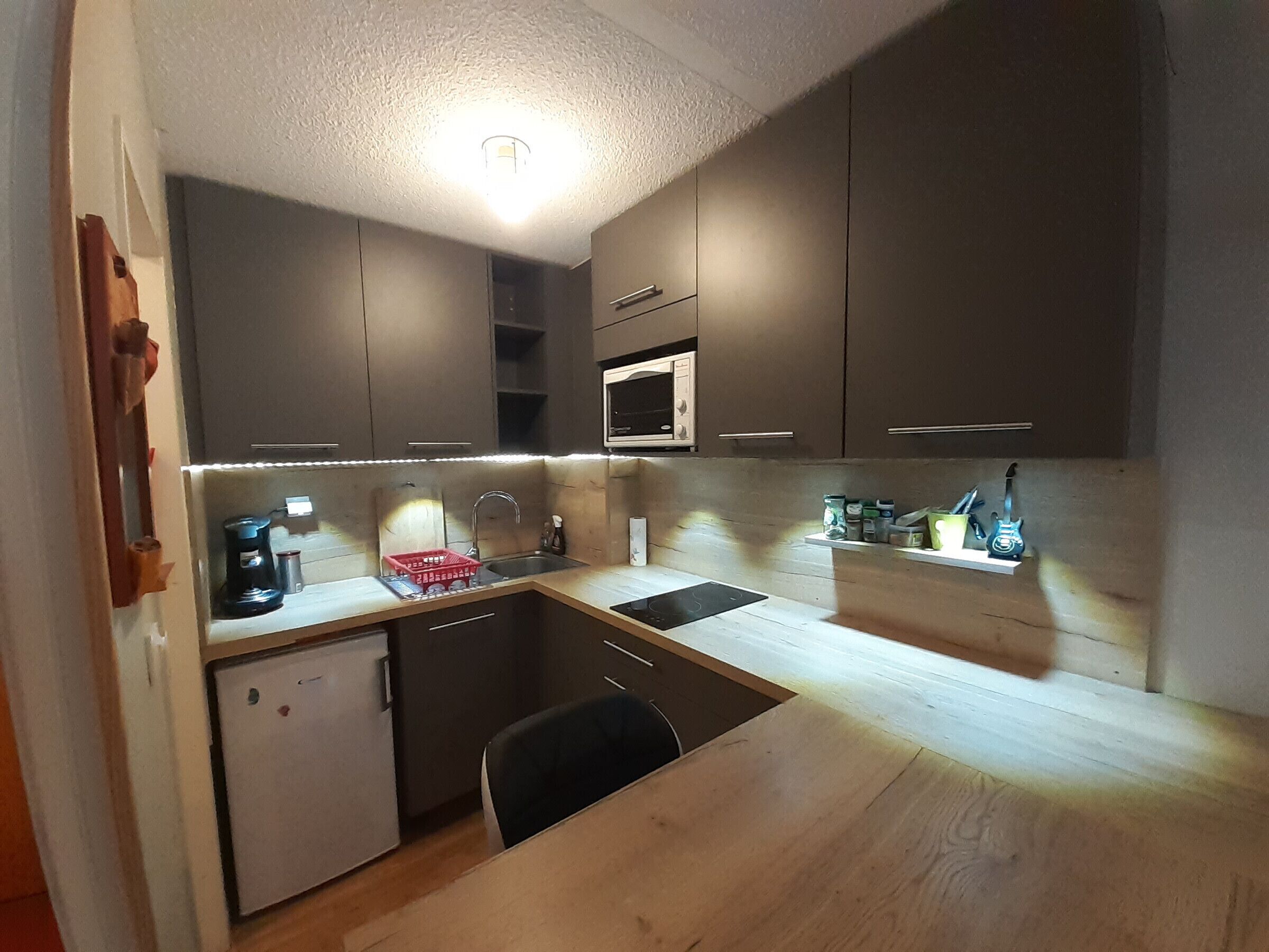 Fridge, oven, coffee/tea maker, toaster