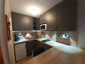 Een koelkast, een oven, een koffiezetapparaat/waterkoker