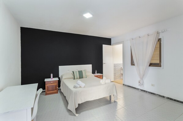 Room - Room 6 with Shared Terrace and Wi-Fi (Arinaga)