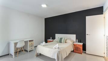 Een strijkplank/strijkijzer, beddengoed