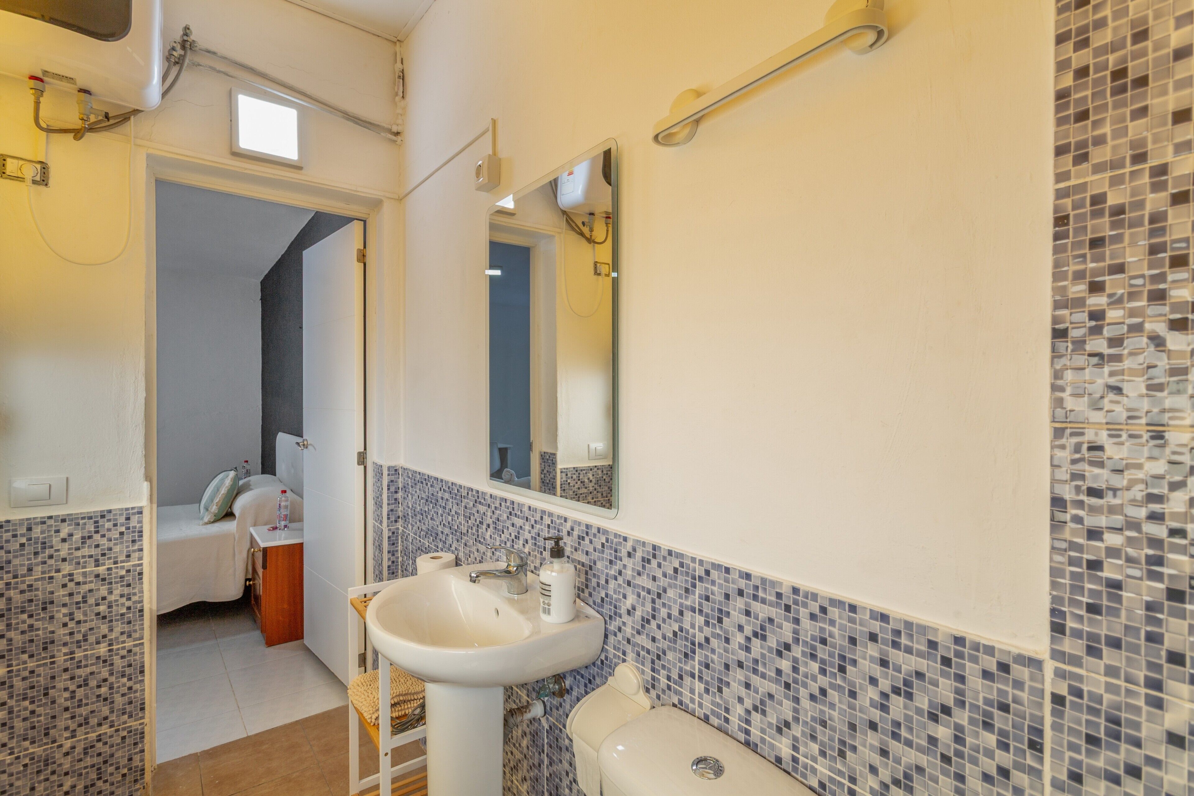 Douche, sèche-cheveux, serviettes fournies