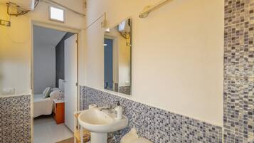 Douche, sèche-cheveux, serviettes fournies