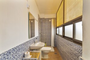 Regadera, secadora de cabello, toallas 