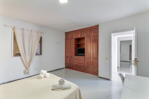 Room - Room 6 with Shared Terrace and Wi-Fi (Arinaga)