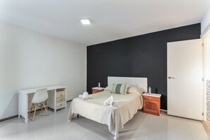 Tabla de planchar con plancha y ropa de cama 